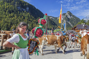 Sennerin bei der Ankunft in Schönau, Almabtrieb am Königssee von der Saletalm der Familie Resch, Berchtesgadener Land, Oberbayern, Bayern, Süddeutschland, Deutschland, Europa Sennerin bei der Ankunft in Schönau, Almabtrieb am Königssee von der Saletalm der Familie Resch, Berchtesgadener Land, Oberbayern, Bayern, Süddeutschland, Deutschland, Europa